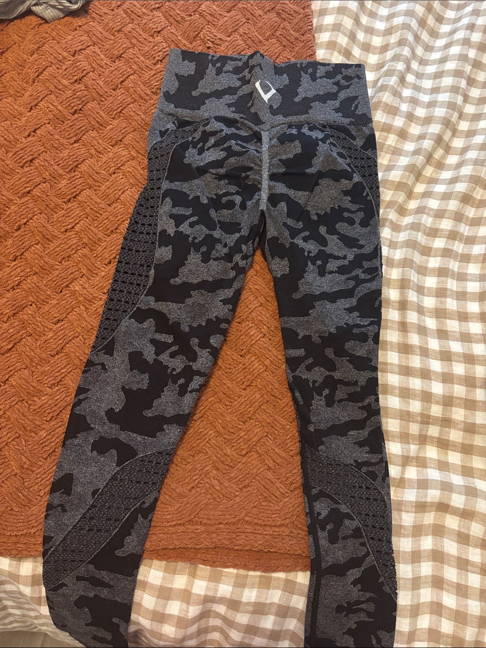 Violate the dress code leggings in camo black/grey